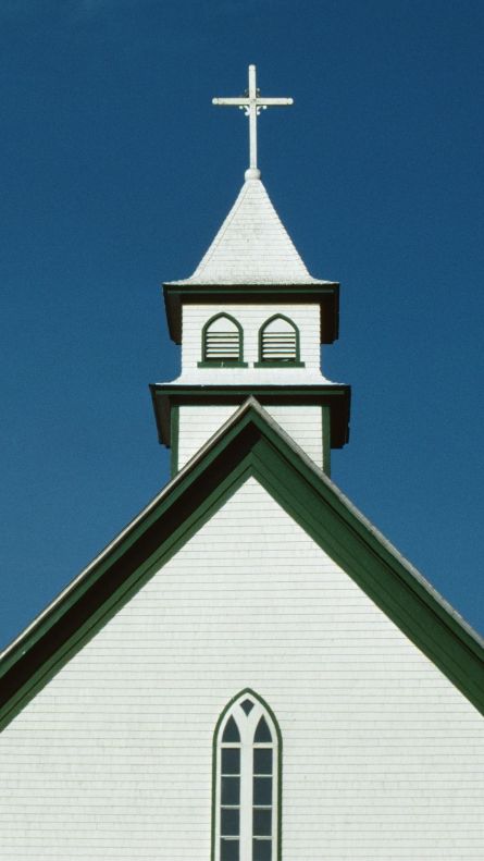 Kirche vor blauem Himmel